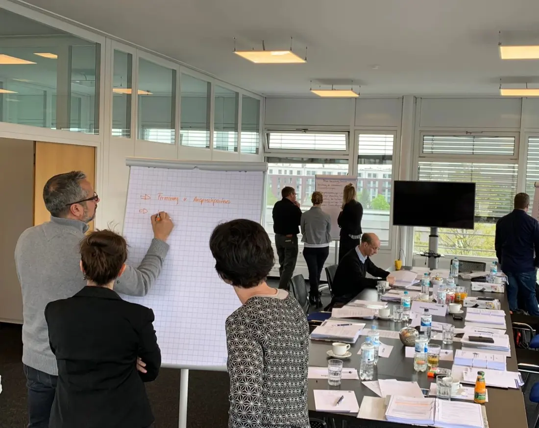 Teilnehmende im DFI-Aufbaukurs am Flipchart