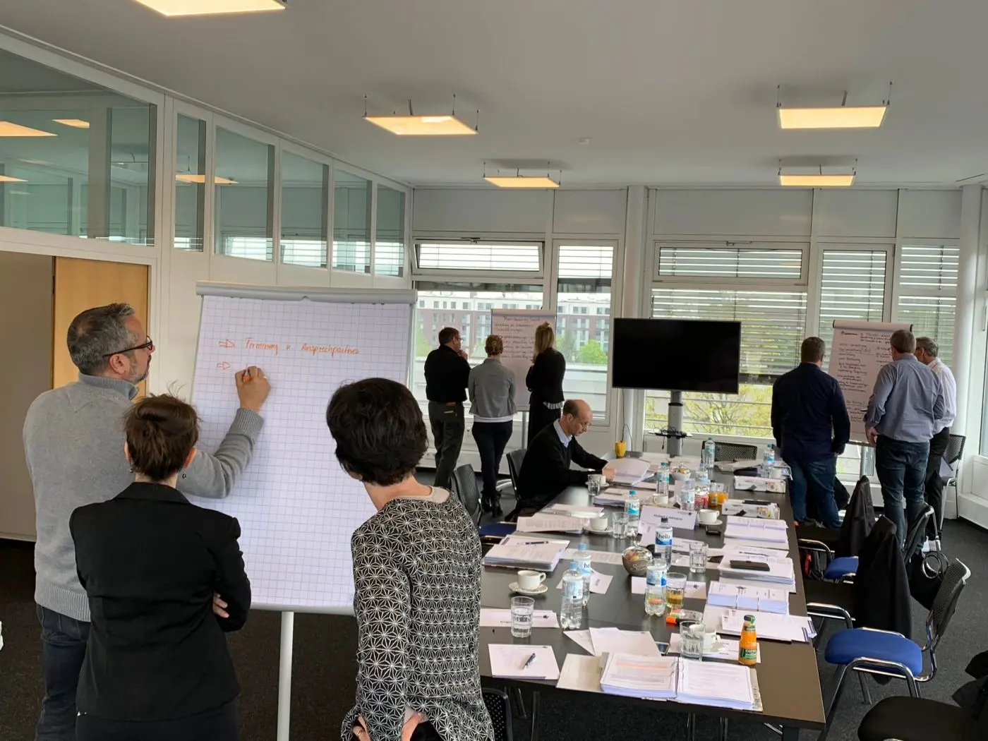 Teilnehmende im DFI-Aufbaukurs am Flipchart